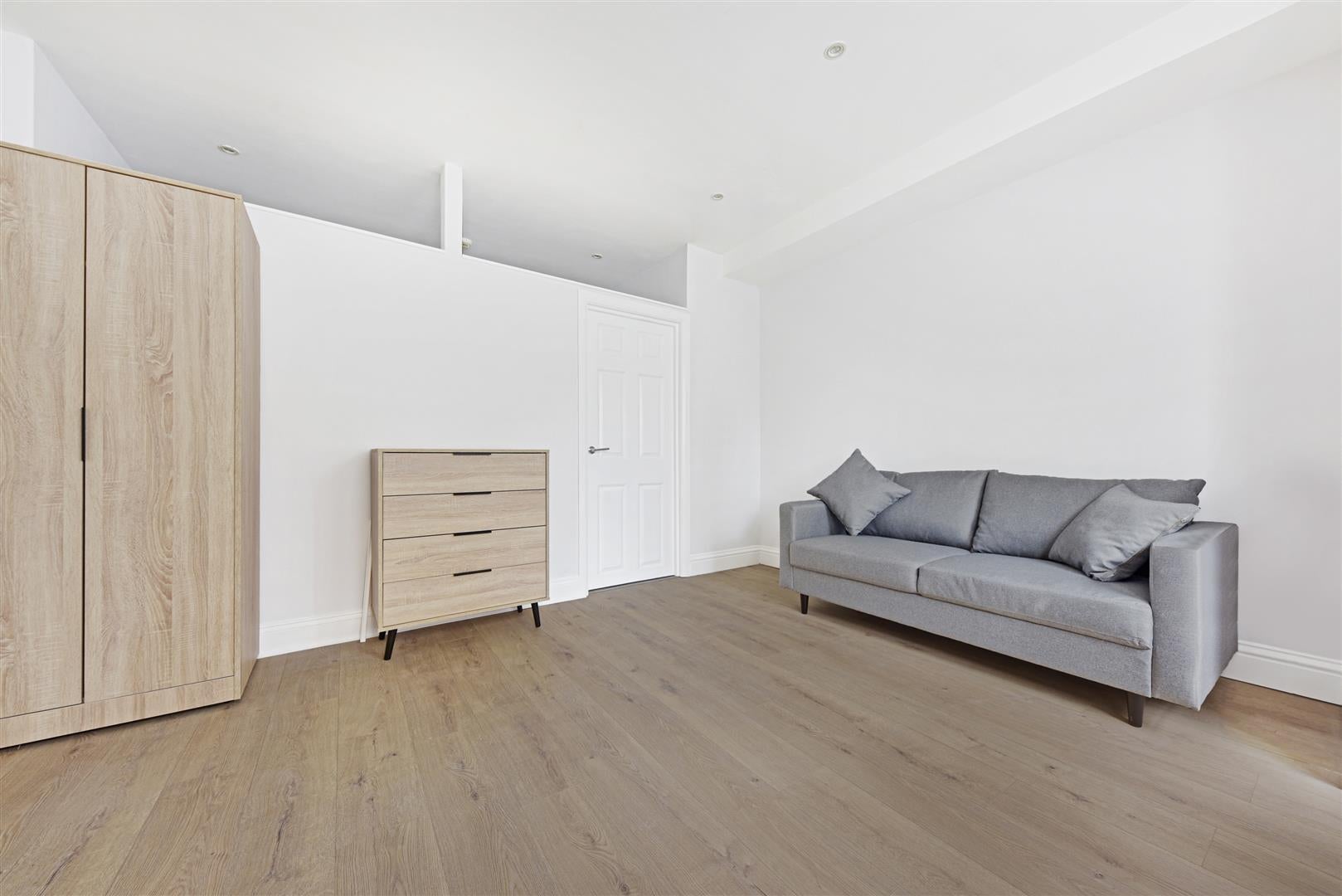 Flat Stanwick Road in Greater London