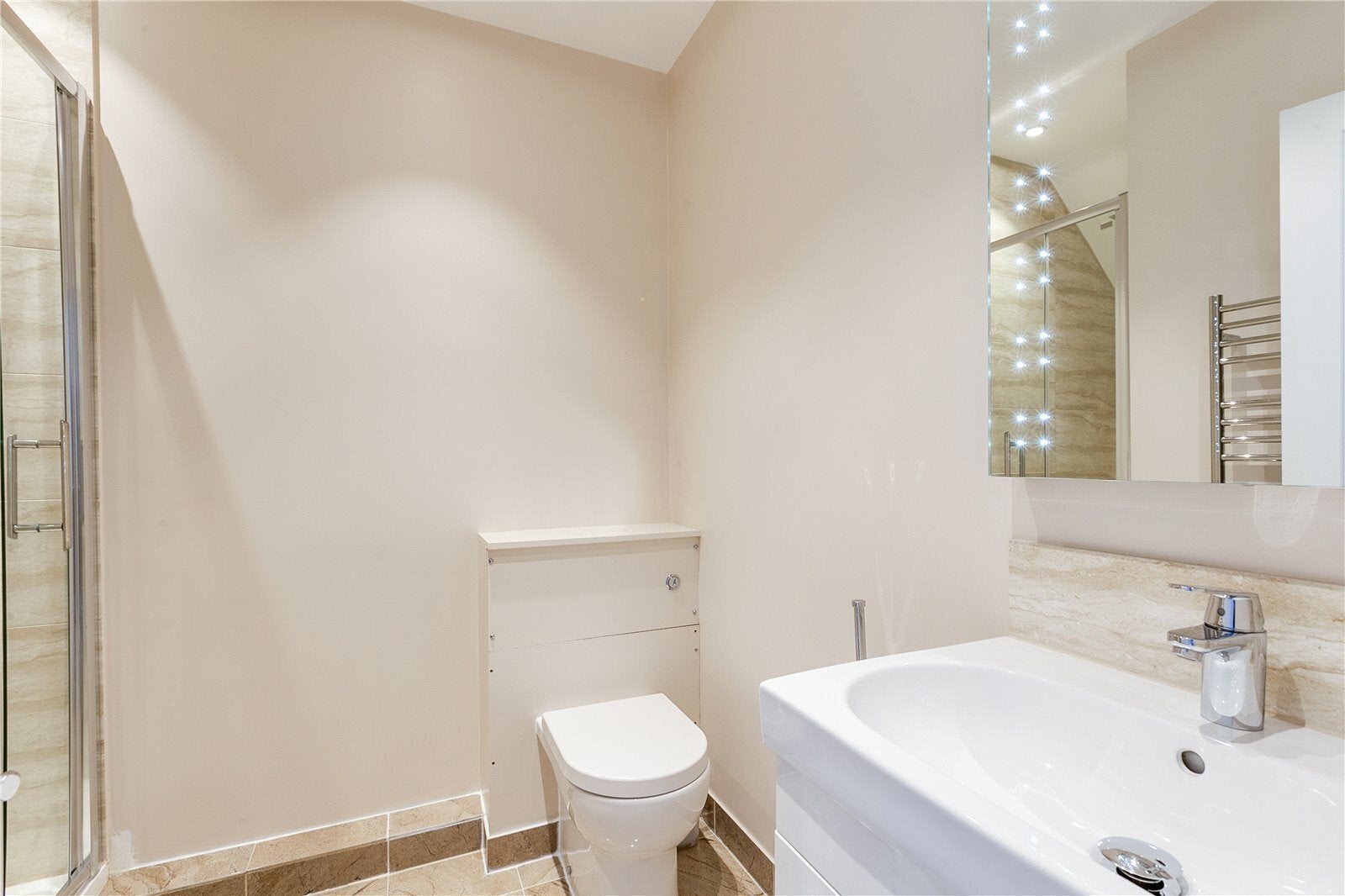 Flat Warwick Road in Greater London