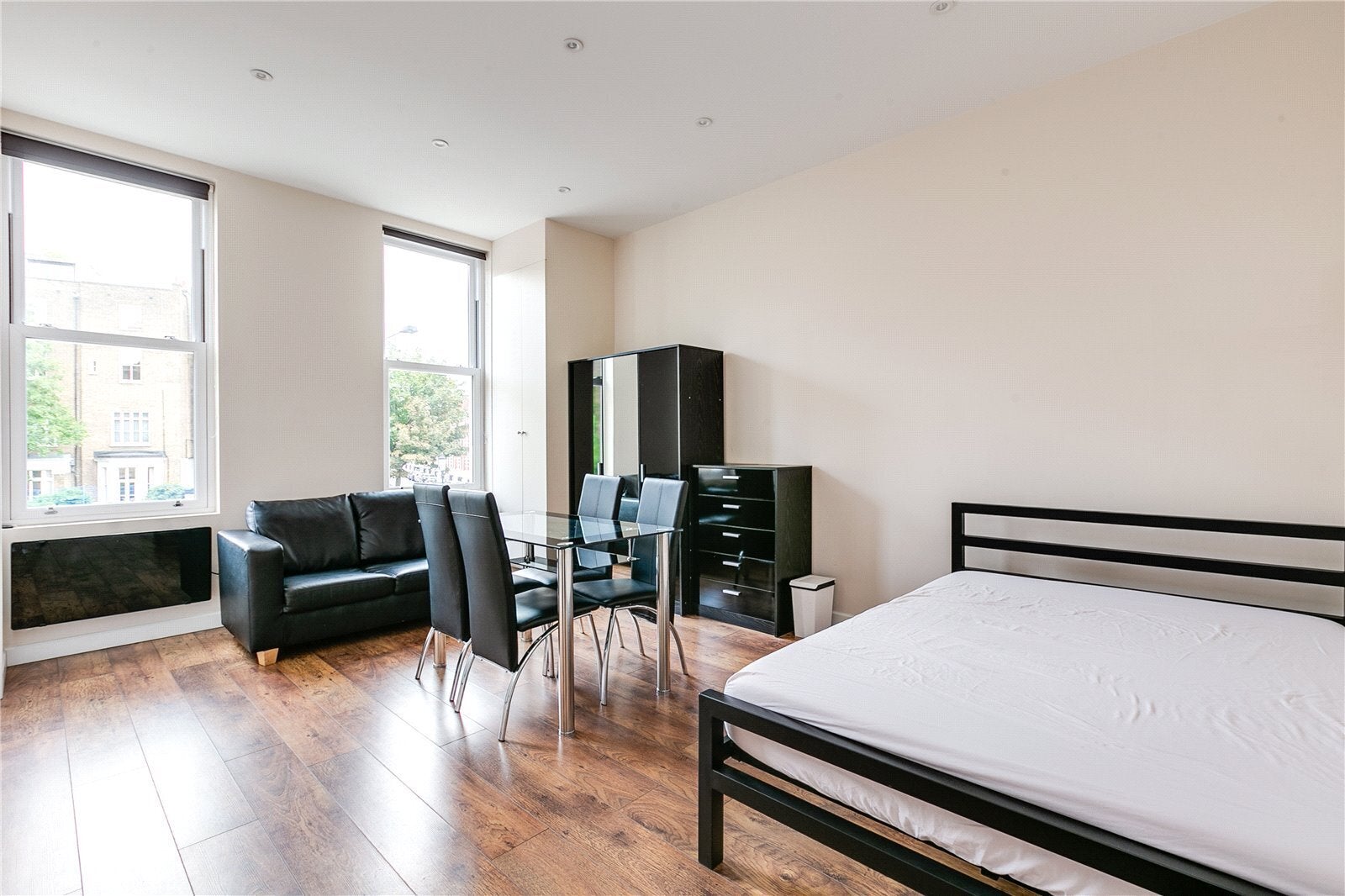 Flat Warwick Road in Greater London