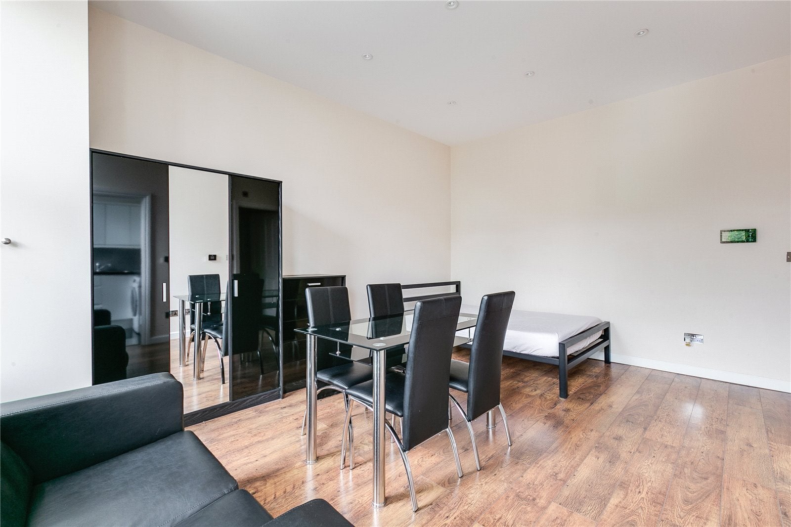 Flat Warwick Road in Greater London