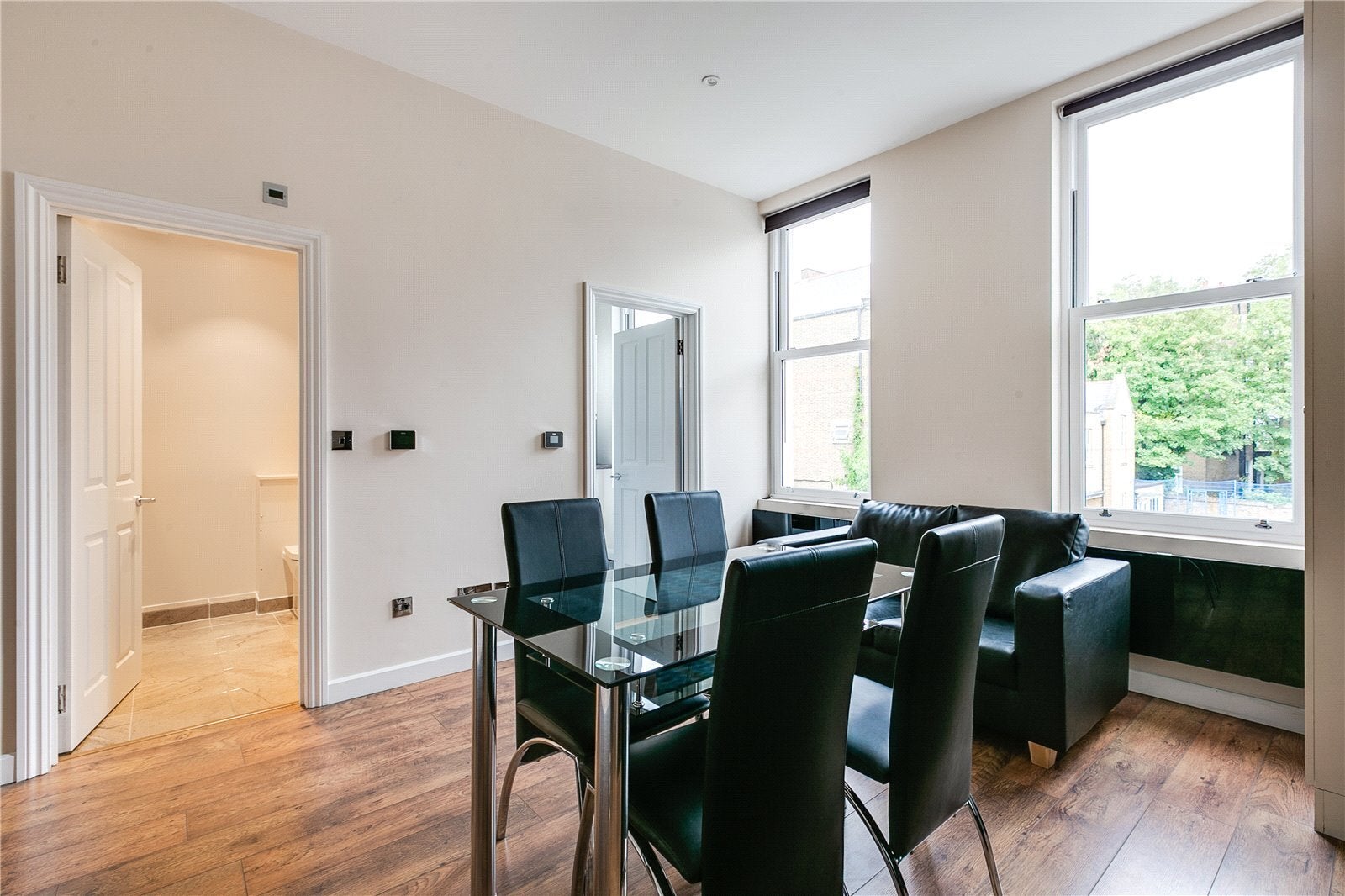 Flat Warwick Road in Greater London