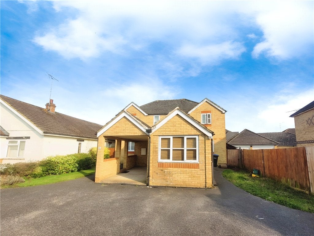 Flat Clarence Street in Borough of Runnymede