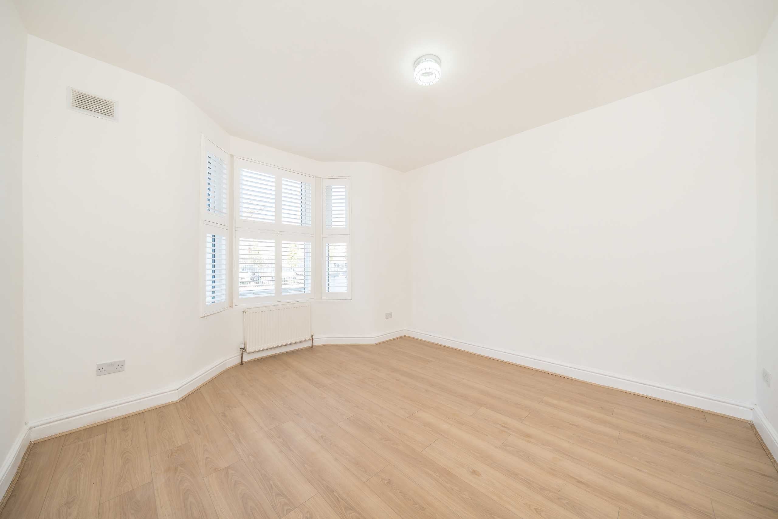 Flat Maybury Street in Greater London