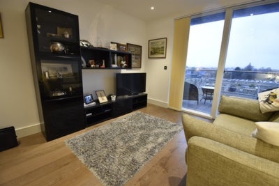 Flat Tizzard Grove in Greater London