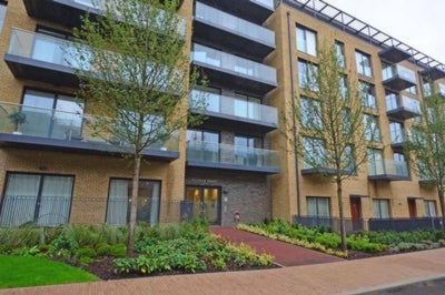 Flat Tizzard Grove in Greater London