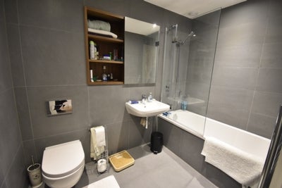 Flat Tizzard Grove in Greater London