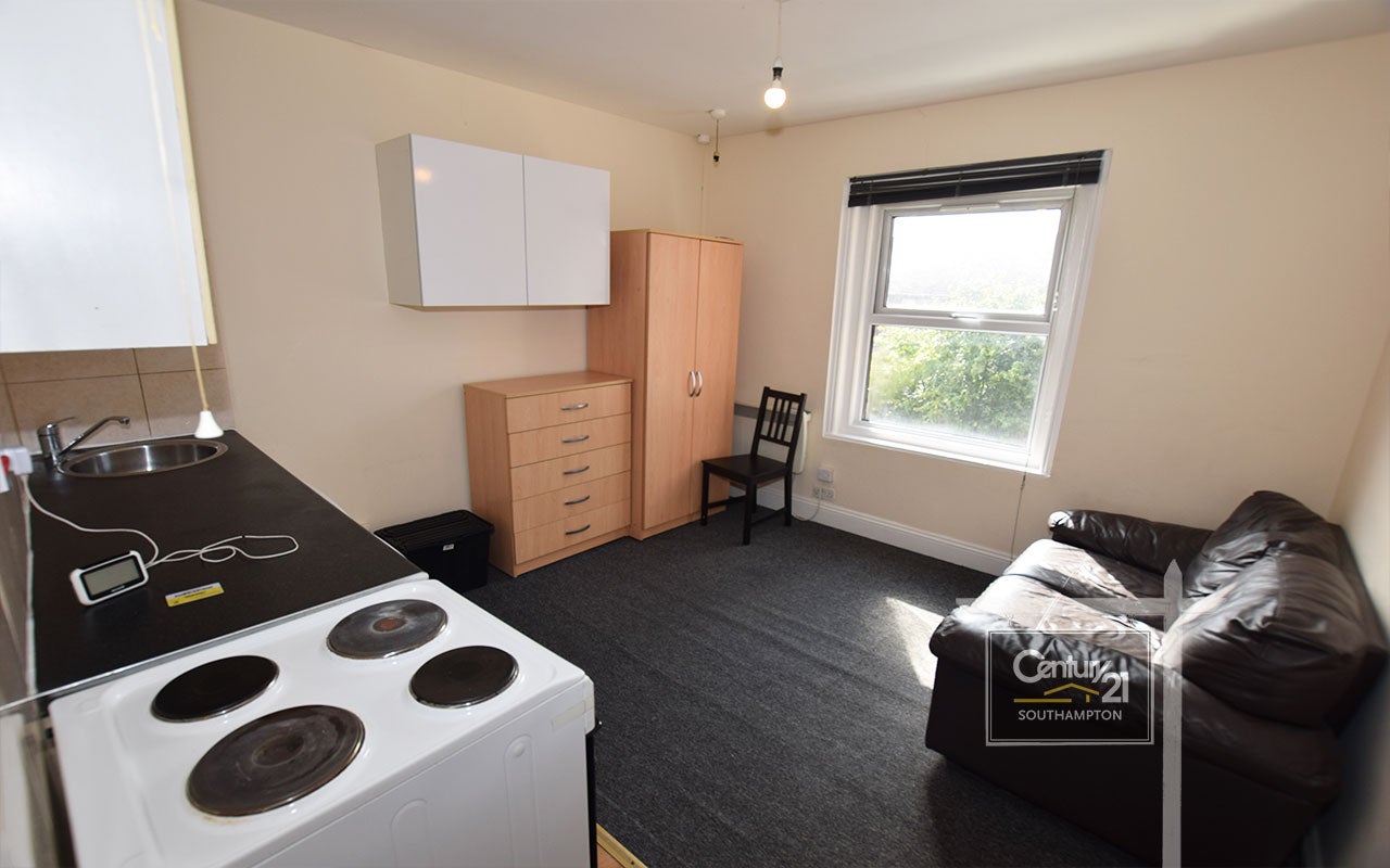 Flat Livingstone Road in Southampton