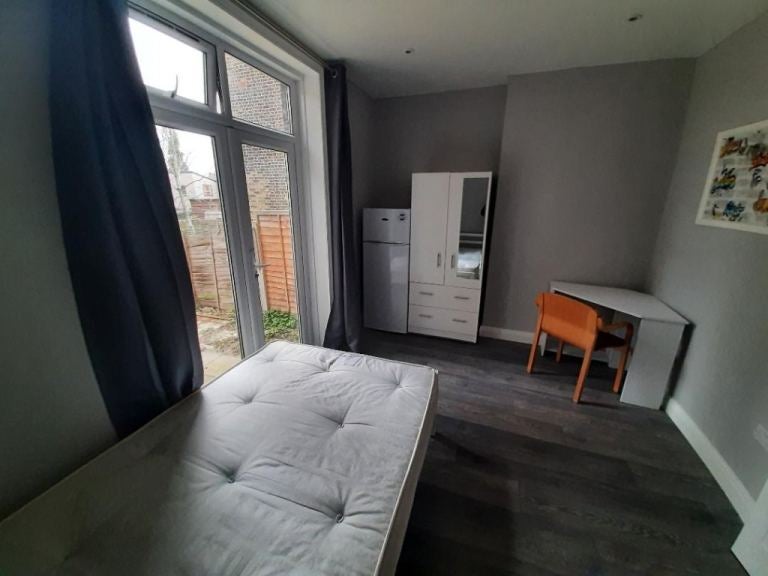 Flat Connaught Road in Greater London