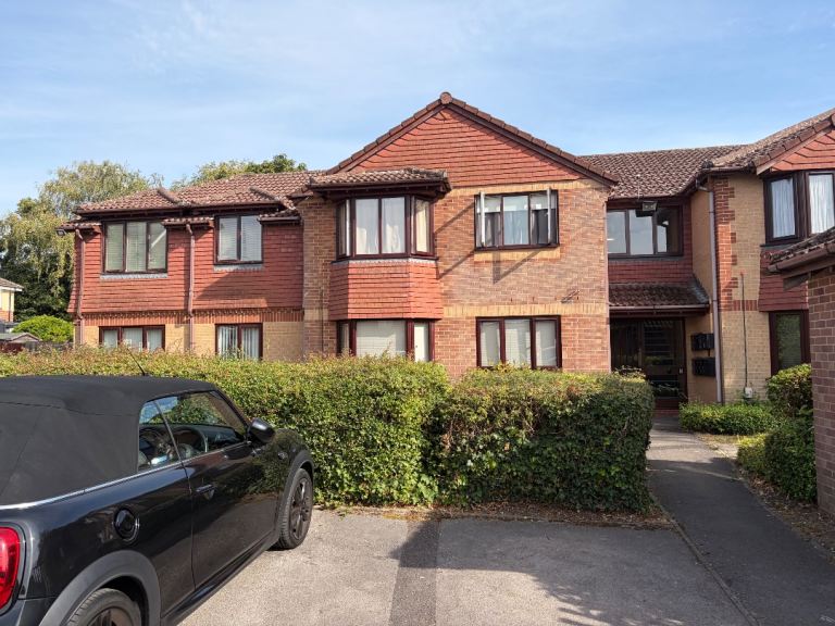Flat Portsmouth Road in Southampton