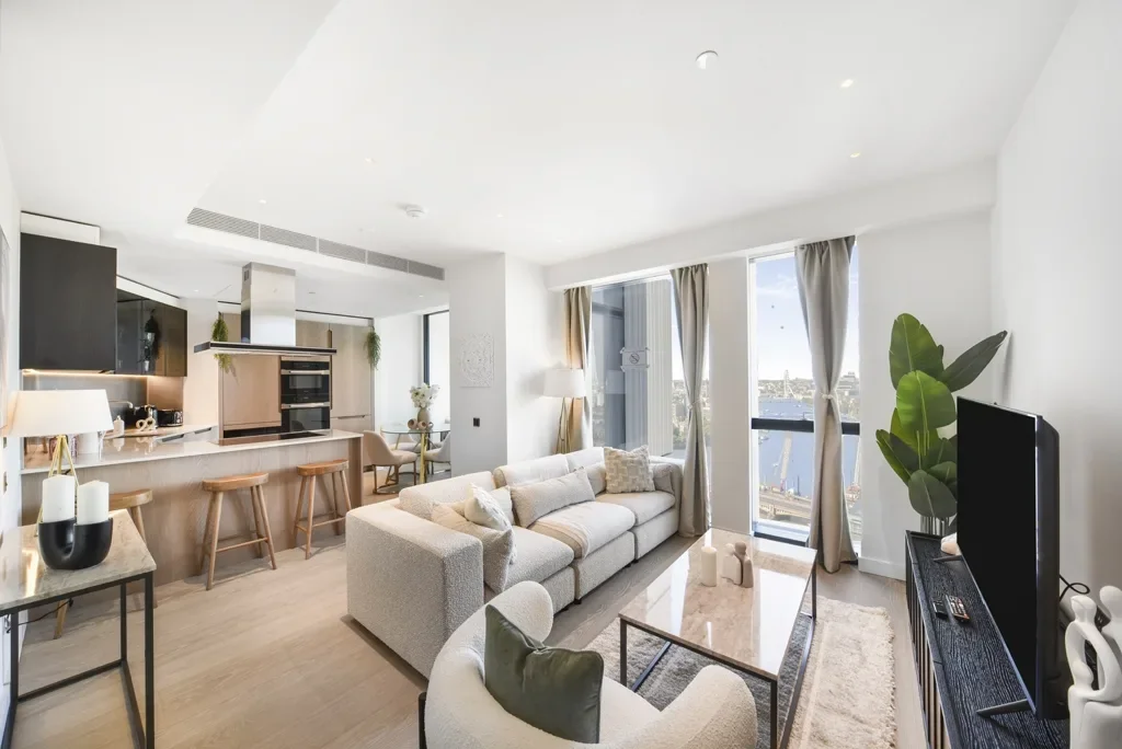 Flat Nine Elms Lane in Greater London
