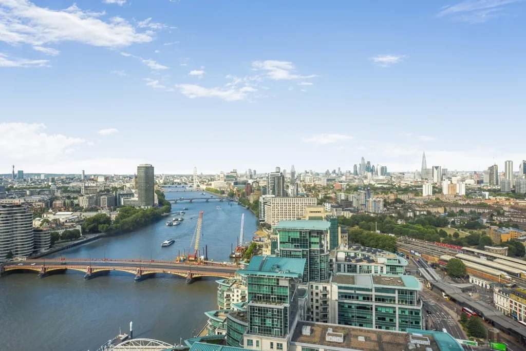 Flat Nine Elms Lane in Greater London