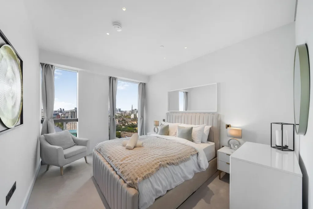 Flat Nine Elms Lane in Greater London