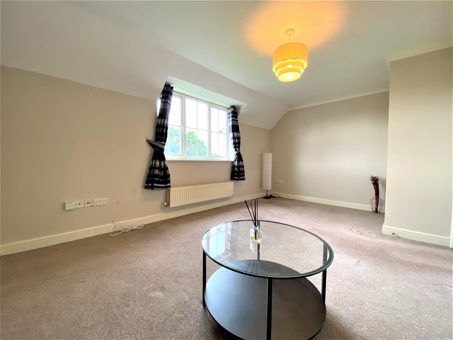 Flat Hubbards Close in Greater London