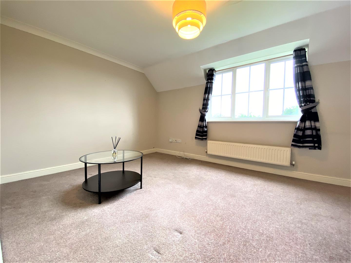 Flat Hubbards Close in Greater London