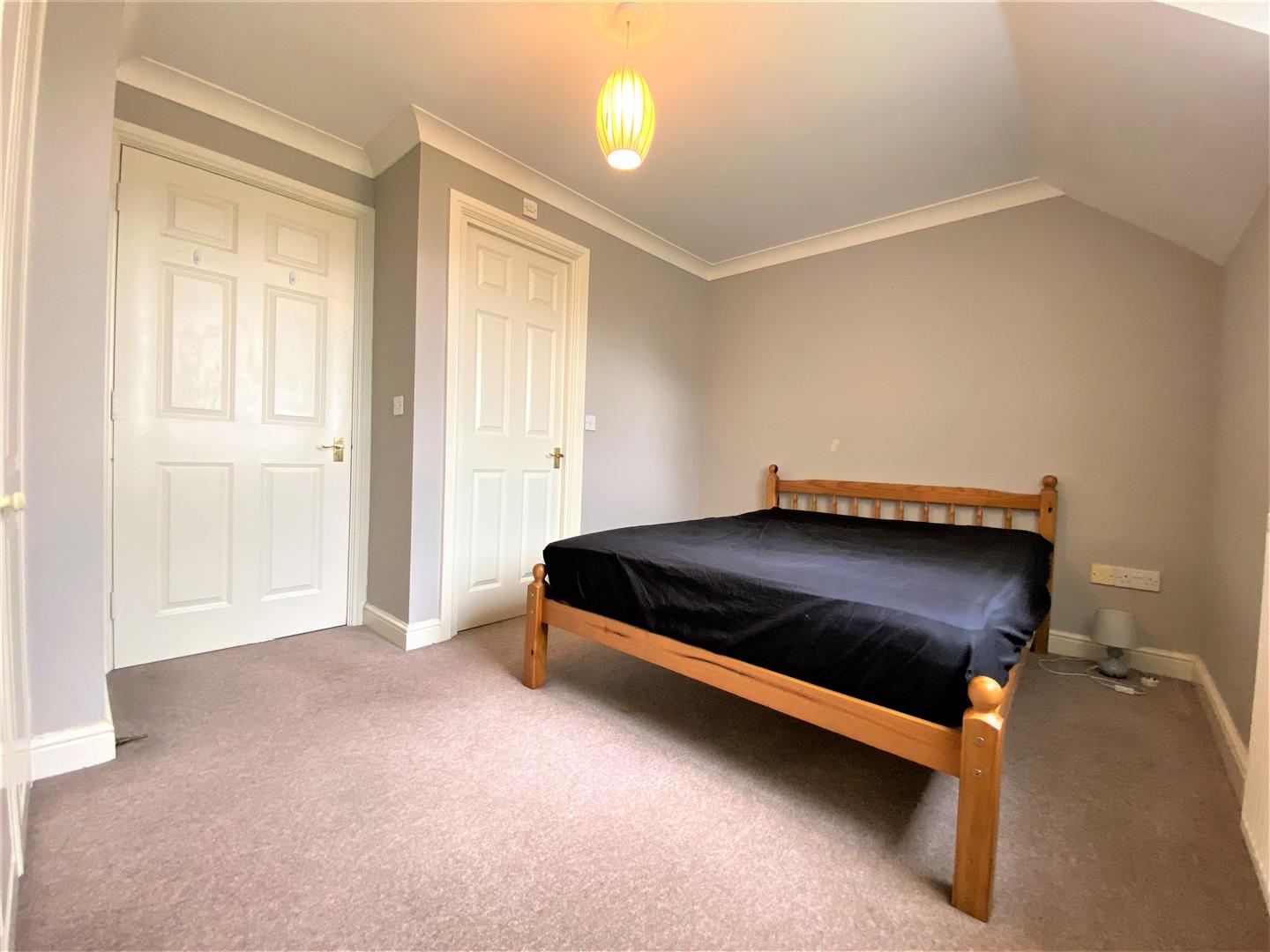 Flat Hubbards Close in Greater London