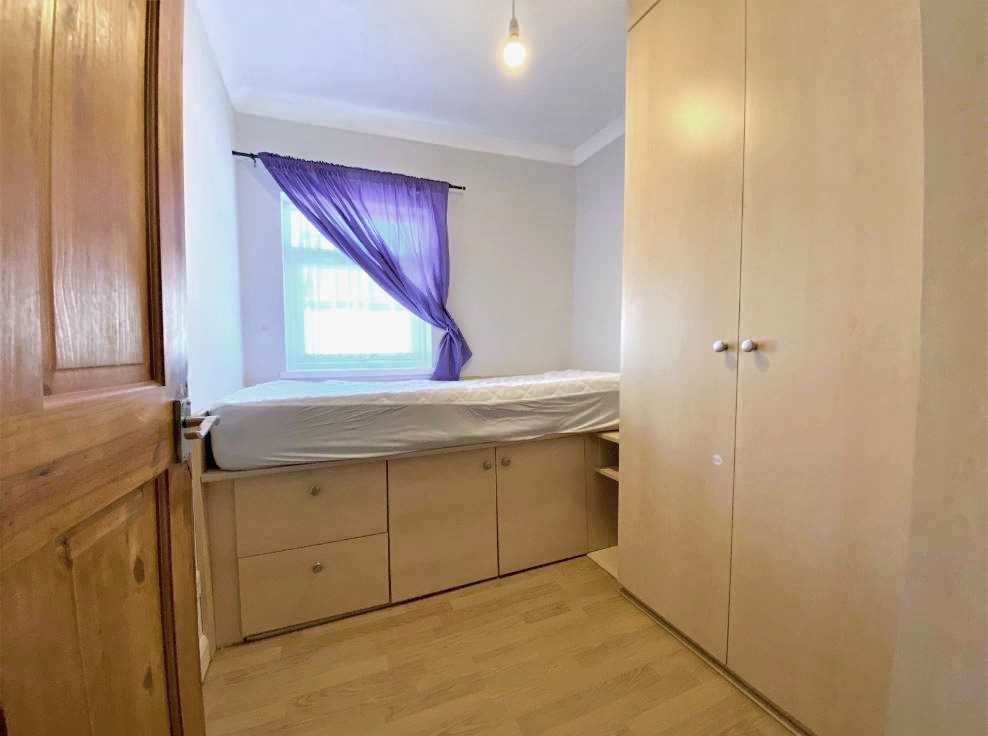 Room Cross Road in Greater London