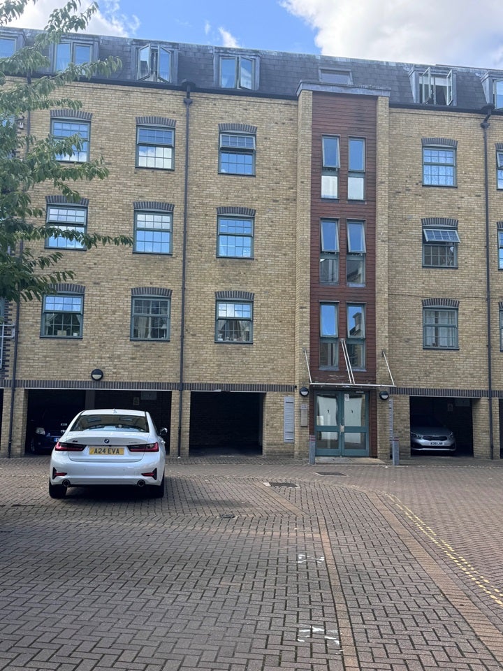 Flat Town Quay in Greater London