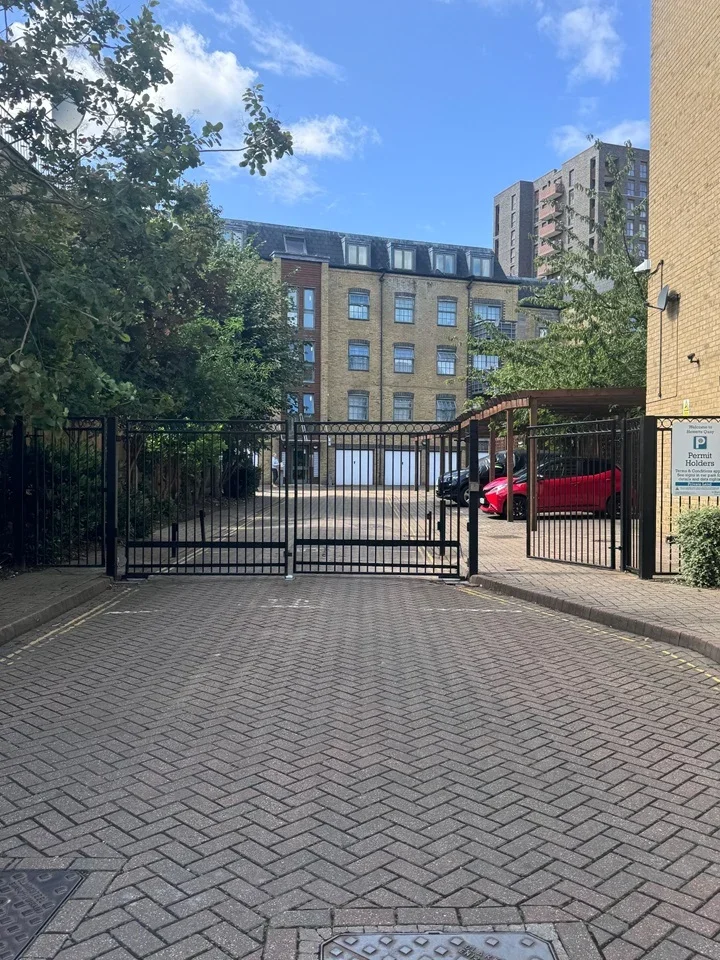 Flat Town Quay in Greater London