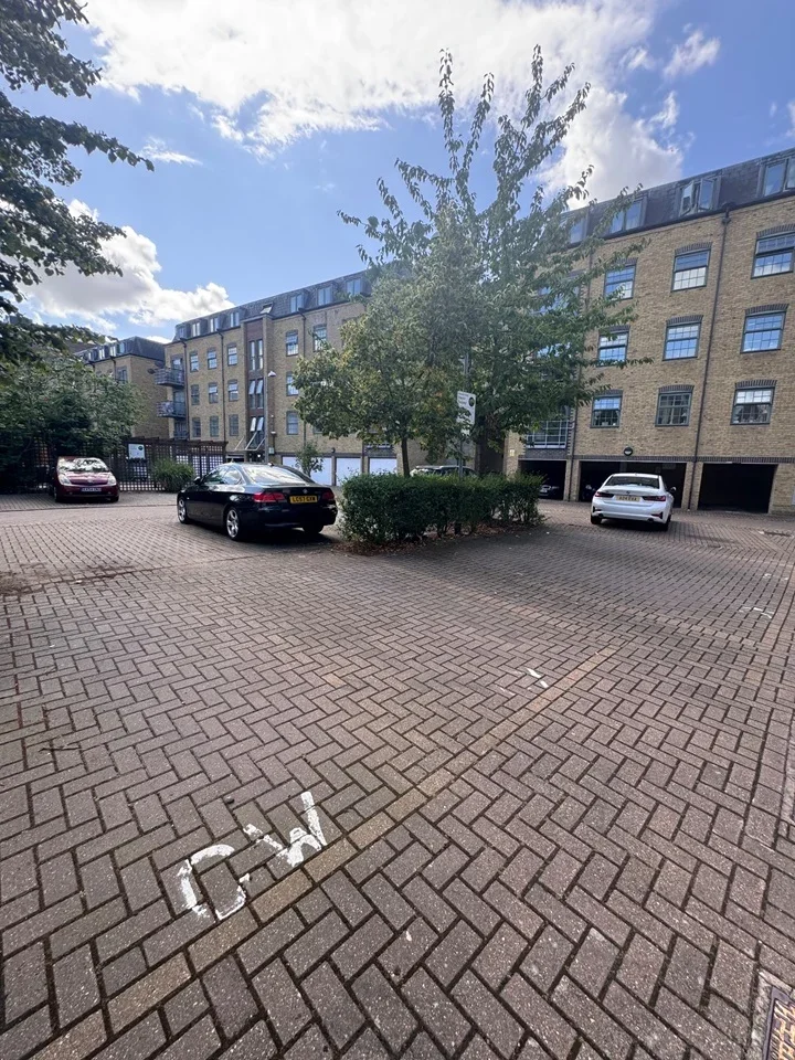 Flat Town Quay in Greater London