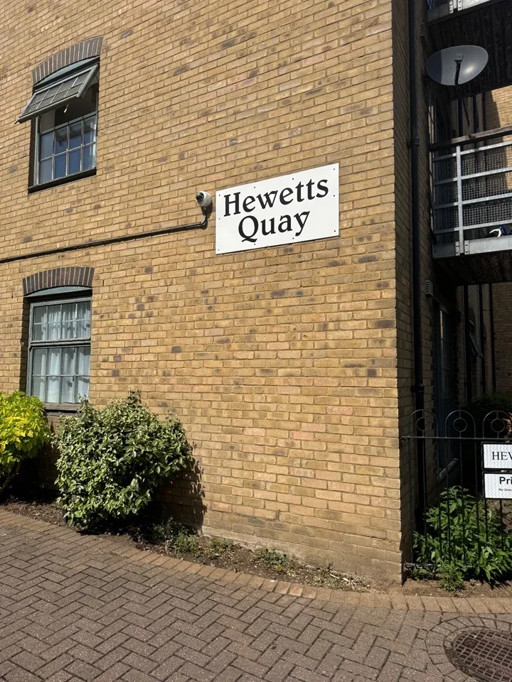 Flat Town Quay in Greater London