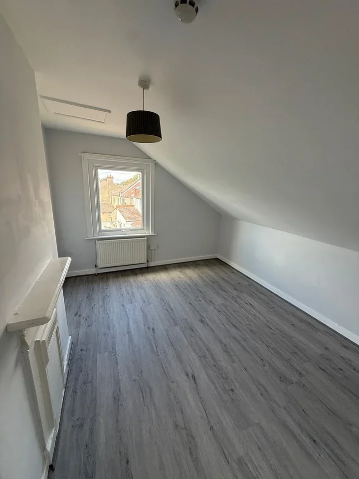 Room Quadrant Road in Greater London