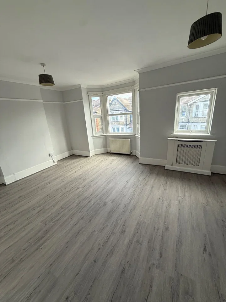 Room Quadrant Road in Greater London