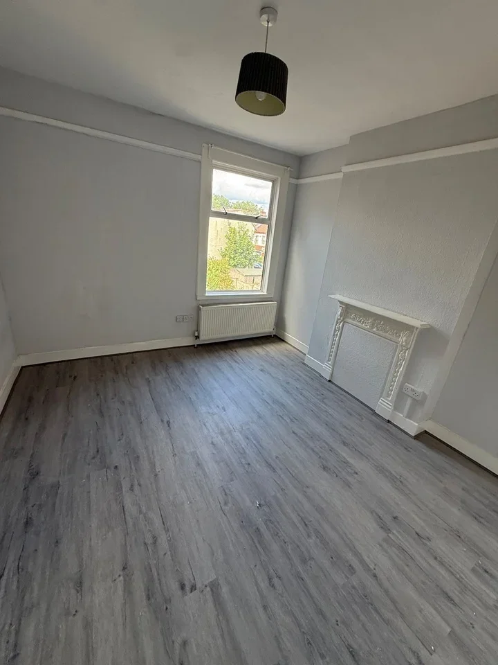 Room Quadrant Road in Greater London