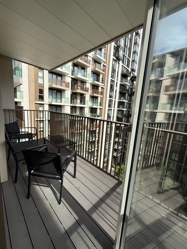 Room Fountain Park Way in Greater London