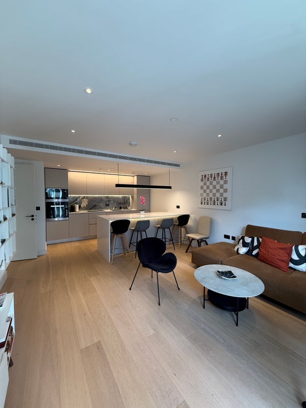 Room Fountain Park Way in Greater London