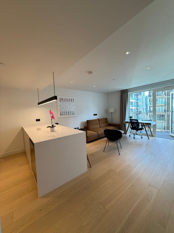 Room Fountain Park Way in Greater London
