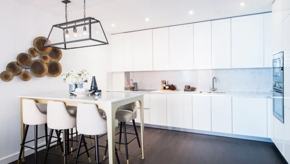 Flat Ponton Road in Greater London