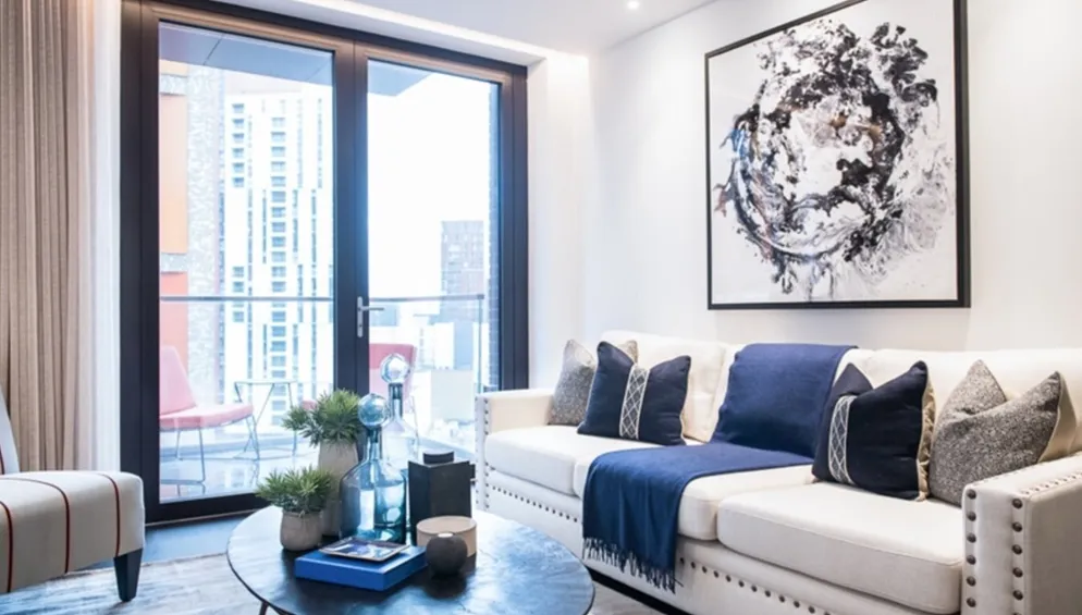 Flat Ponton Road in Greater London