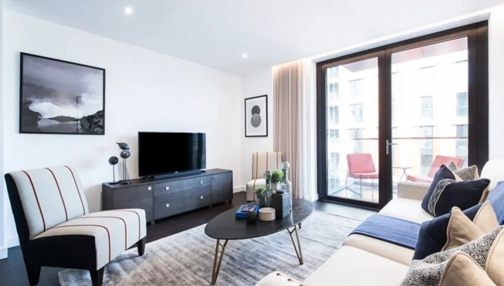 Flat Ponton Road in Greater London