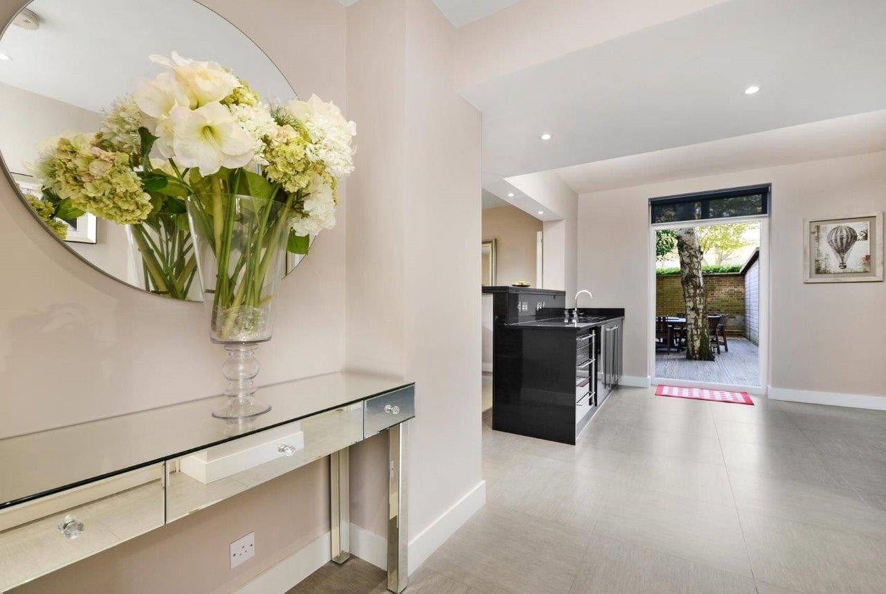 Flat Finchley Road in Greater London