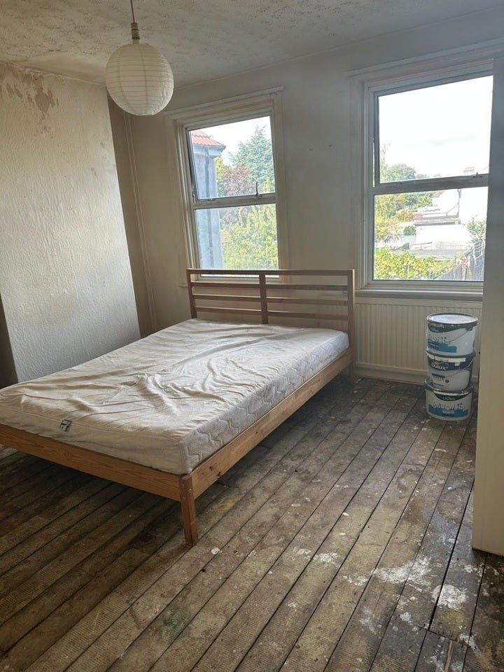 Room New Road in Greater London