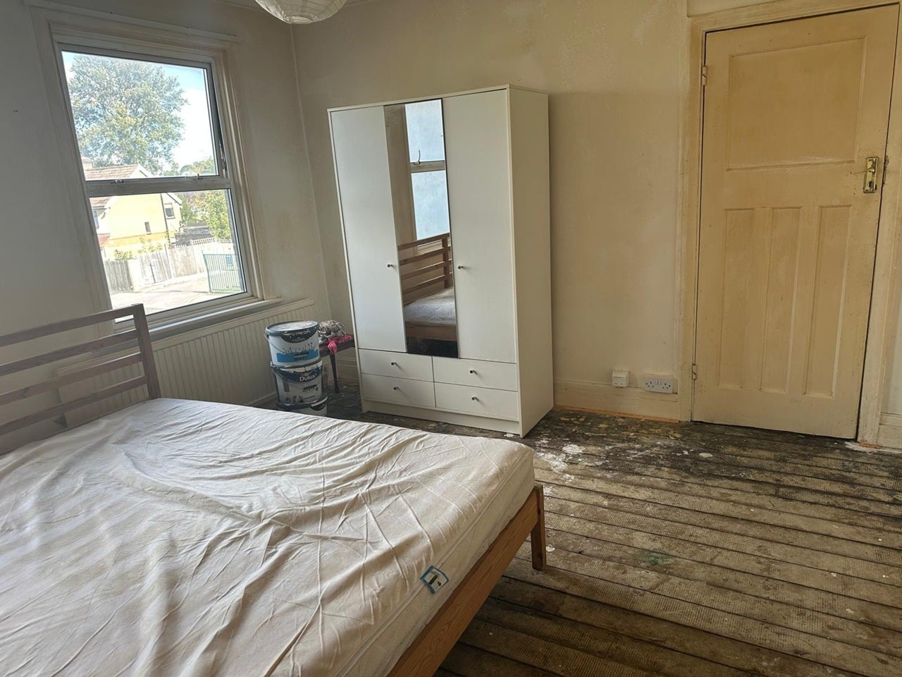 Room New Road in Greater London