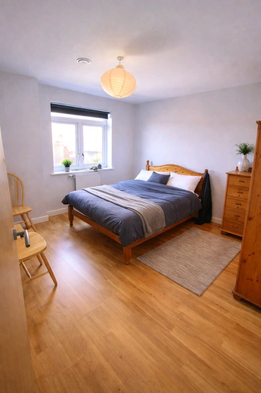 Room Fairbridge Road in Greater London