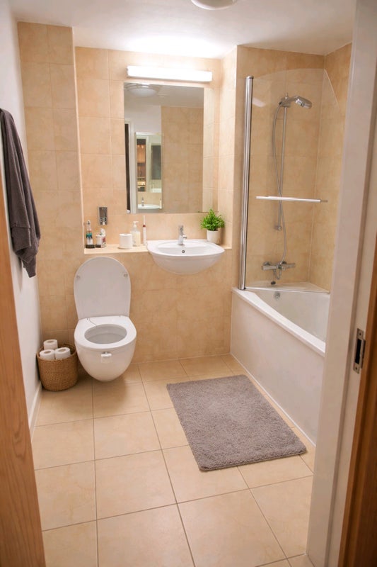 Room Fairbridge Road in Greater London