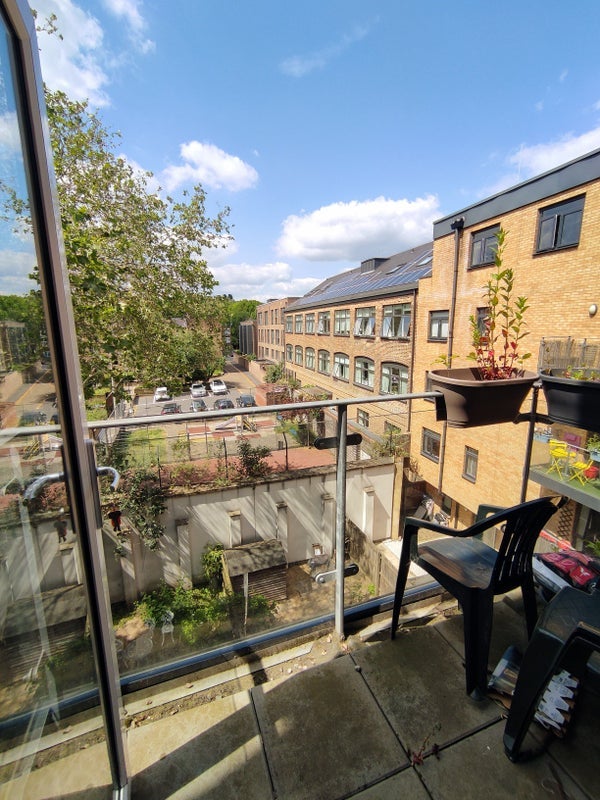 Room Fairbridge Road in Greater London