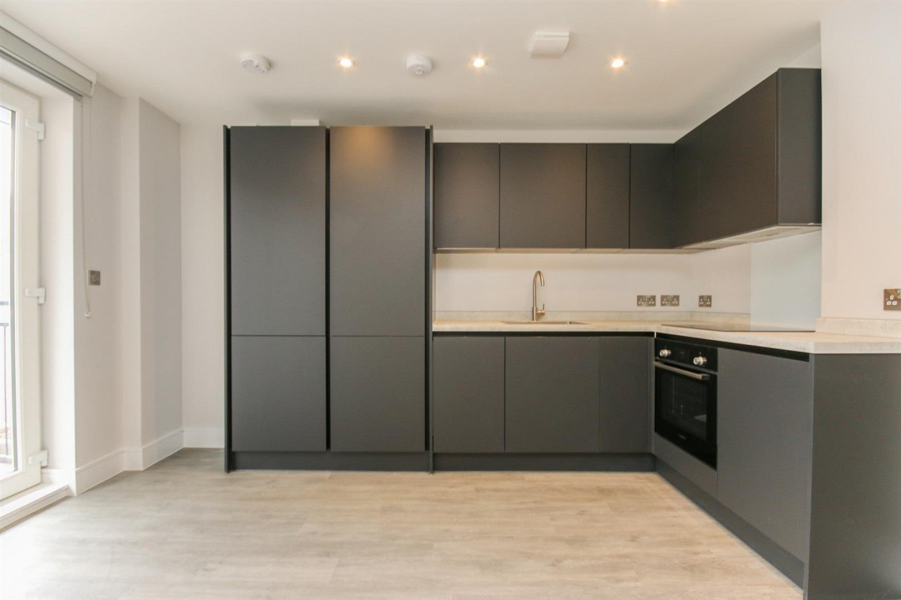 Flat Holden Road in Greater London