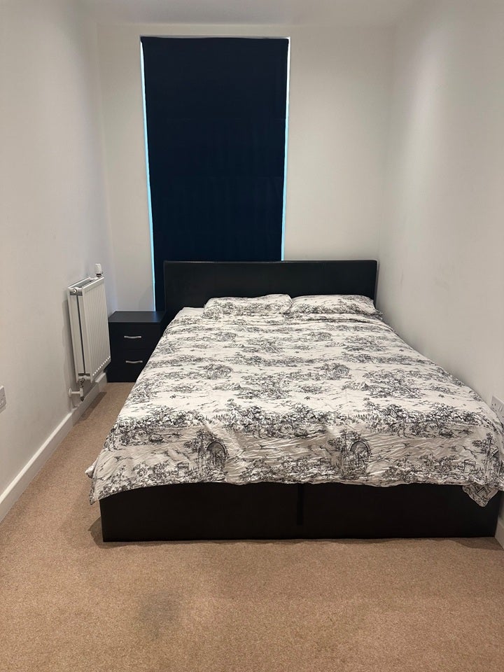 Room Ealing Road in Greater London