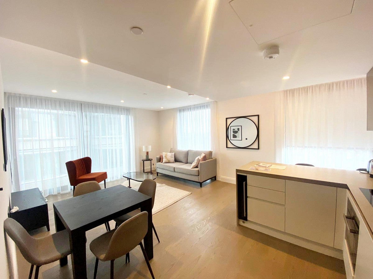 Flat Albert Embankment in Greater London