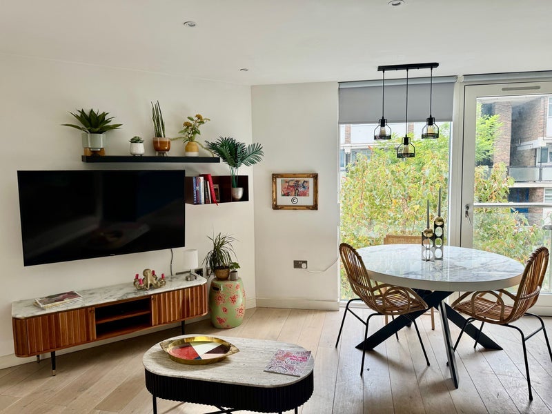 Room Wenlock Road in Greater London