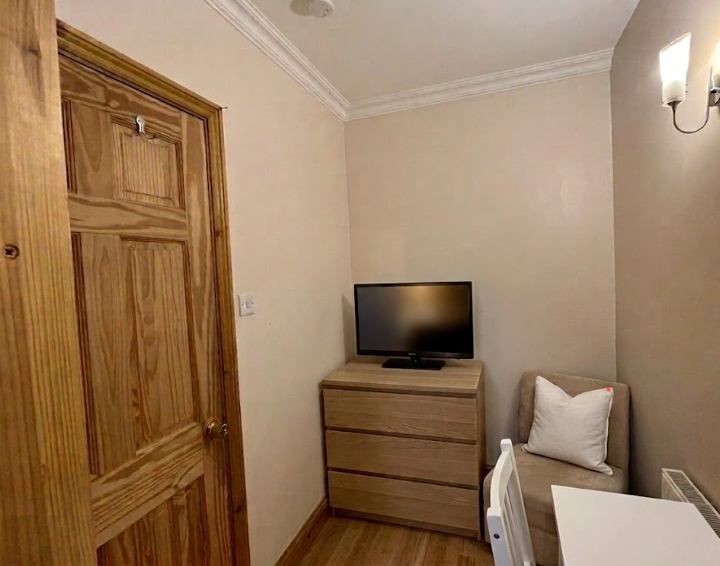 Room Arran Road in Greater London
