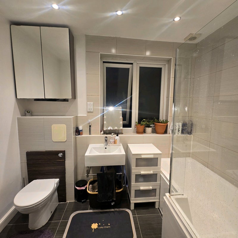 Room High Road in Greater London