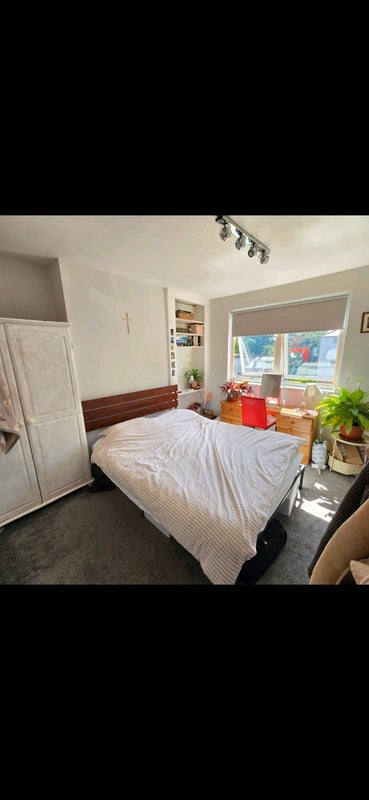 Room High Road in Greater London