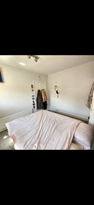 Room High Road in Greater London