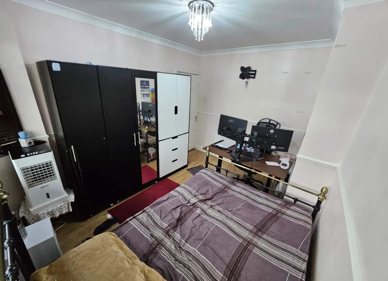 Room Maypole Crescent in Greater London