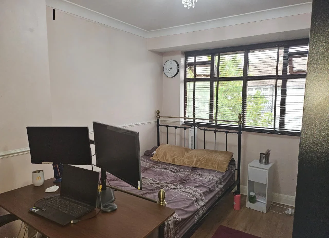 Room Maypole Crescent in Greater London