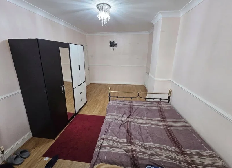 Room Maypole Crescent in Greater London